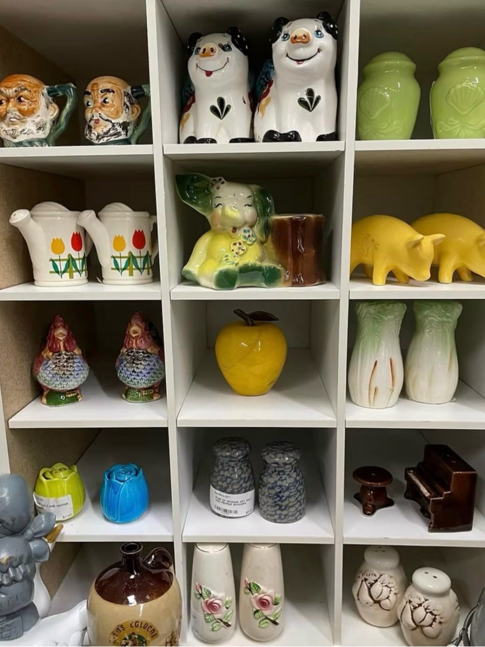 Vintage salt and pepper shakers - Picture 2 of 2